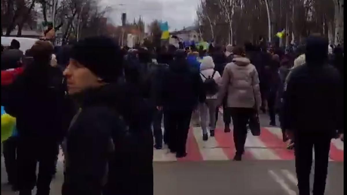 В оккупированном Мелитополе тысячи людей протестуют против России:  впечатляющее видео - 24 Канал