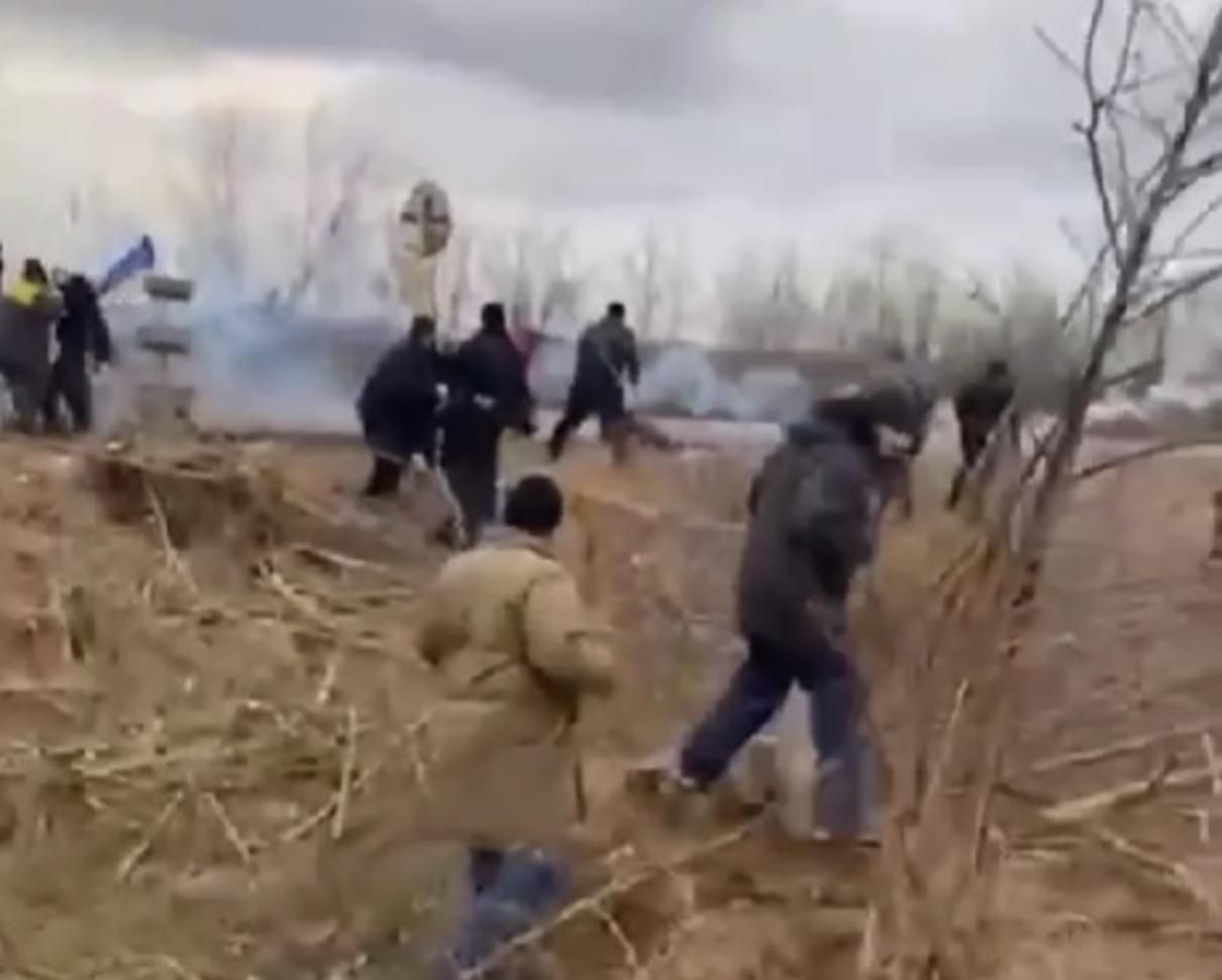 В Енергодарі окупанти кидають гранати у мирних людей та відкрили вогонь