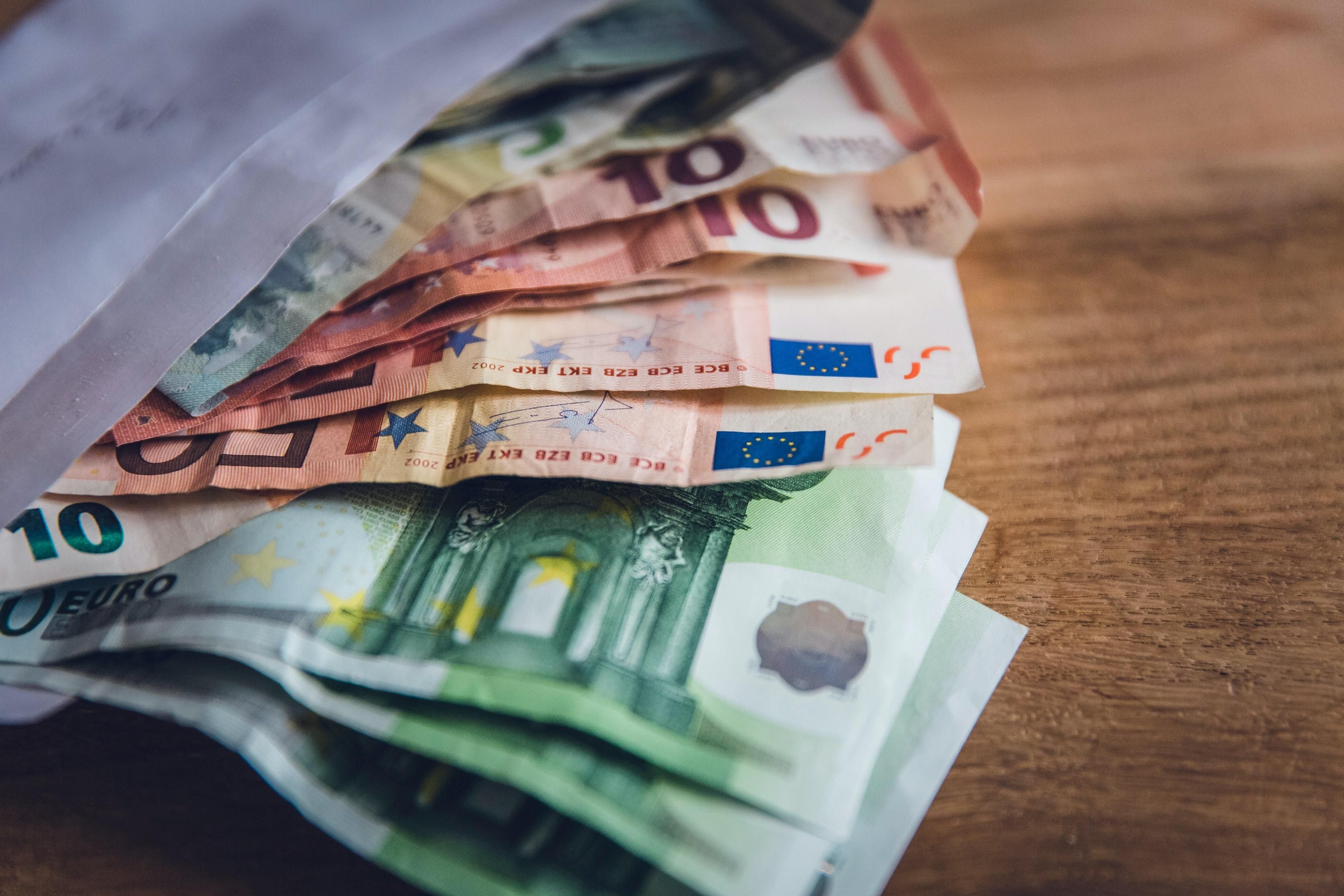 ЄС заборонив вивозити готівкове євро в Росію - Економіка