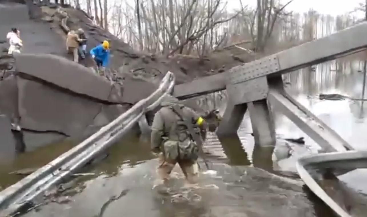 Через реку и по металлической конструкции: под Черниговом люди убегают через разрушенный мост Через реку и по металлической конструкции: под Черниговом люди убегают через разрушенный мост