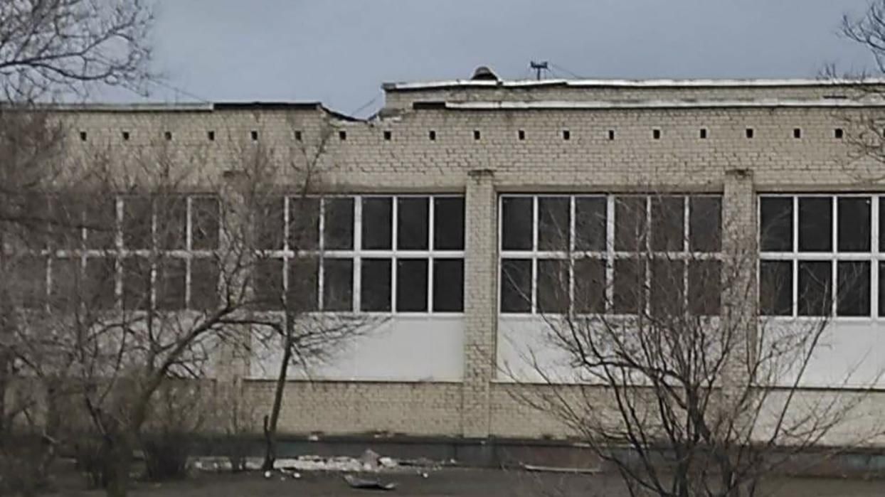 В Северодонецке снаряд попал в школу: в это время в убежище были люди