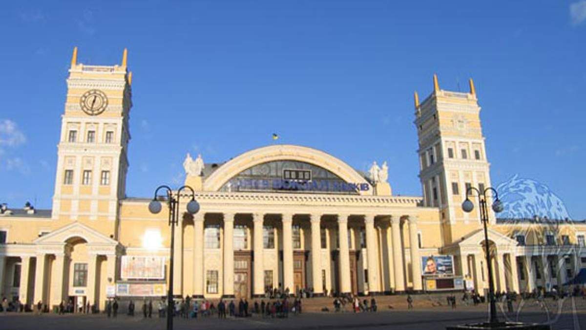 Российские оккупанты бьют харьковчан на перроне вокзала: видео нагуганных пассажиров Российские оккупанты бьют харьковчан на перроне вокзала: видео нагуганных пассажиров