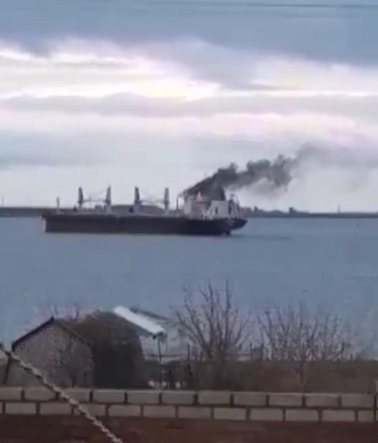 Попала ракета: появилось видео, как Россия атаковала иностранное торговое судно в Ольвии - 24 Канал Попала ракета: появилось видео, как Россия атаковала иностранное торговое судно в Ольвии - 24 Канал