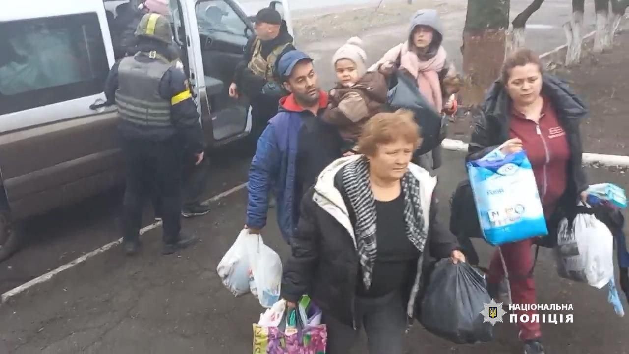 З -під обстрілів вивезли вже дві сотні людей: окупанти не припиняють стріляти у Волновасі - 24 Канал