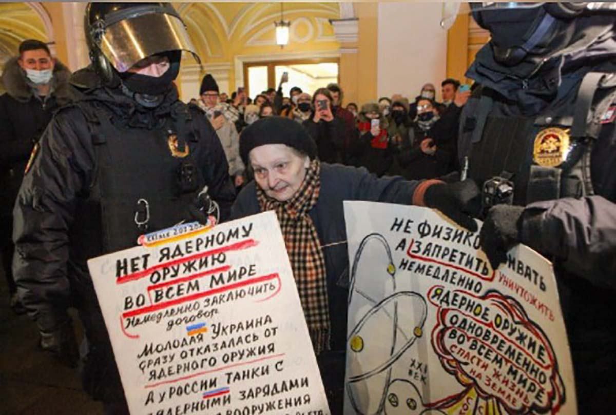 В Петербурге жестоко разгоняют митинги В Петербурге жестоко разгоняют митинги