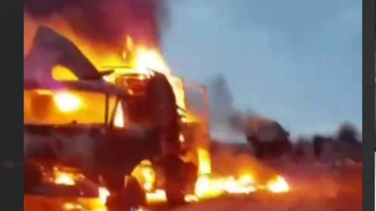 В Херсонской области ВСУ разбили российскую колонну: видео вражеской техники в огне
