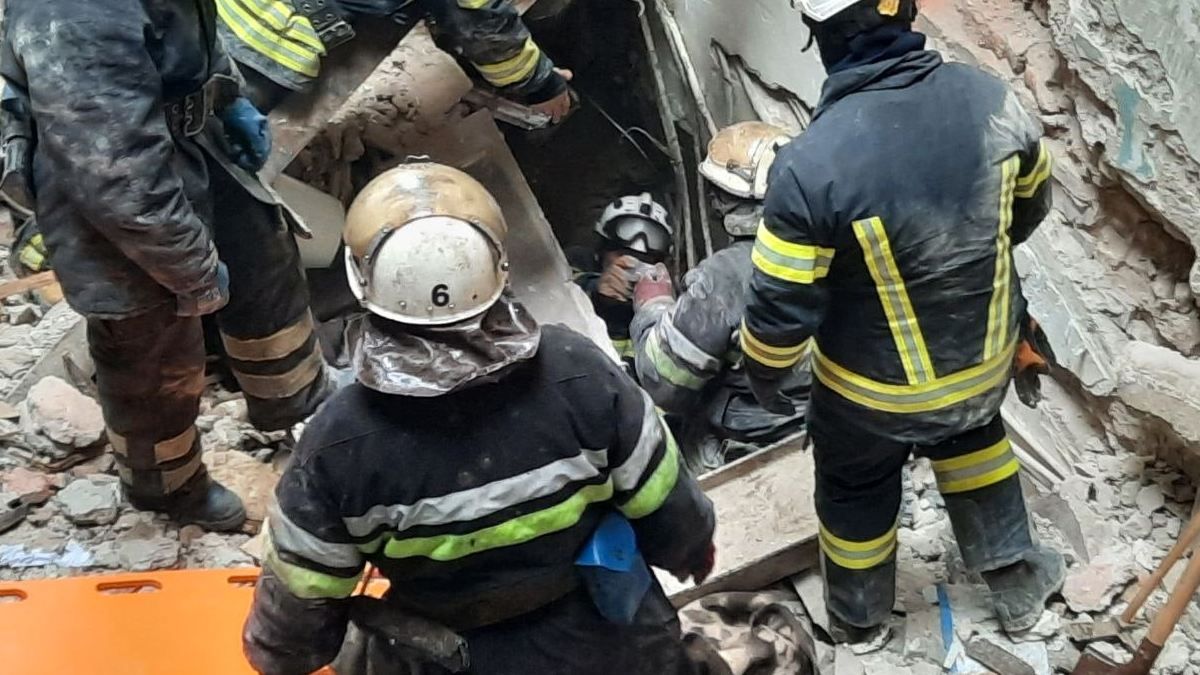 Герои среди нас: водитель спас двух человек из-под завалов после утреннего обстрела Харькова