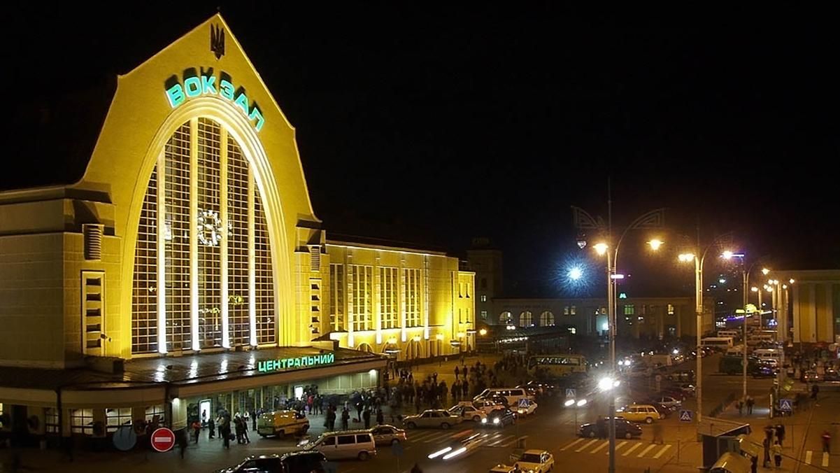 Росія завдала удар по київському вокзалу: ракетою розірвало велику теплотрасу - 24 Канал Росія завдала удар по київському вокзалу: ракетою розірвало велику теплотрасу - 24 Канал