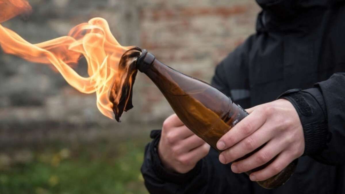 "Добро пожаловать в ад!": в сети показали, как правильно обороняться коктейлями Молотова "Добро пожаловать в ад!": в сети показали, как правильно обороняться коктейлями Молотова