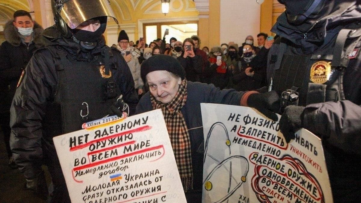 Виступила проти війни: у Санкт-Петербурзі ОМОН жорстоко затримав пенсіонерку-блокадницю - 24 Канал