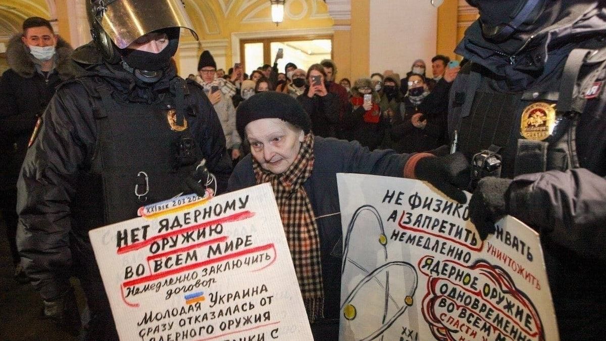 Виступила проти війни: у Санкт-Петербурзі ОМОН жорстоко затримав пенсіонерку-блокадницю - 24 Канал Виступила проти війни: у Санкт-Петербурзі ОМОН жорстоко затримав пенсіонерку-блокадницю - 24 Канал