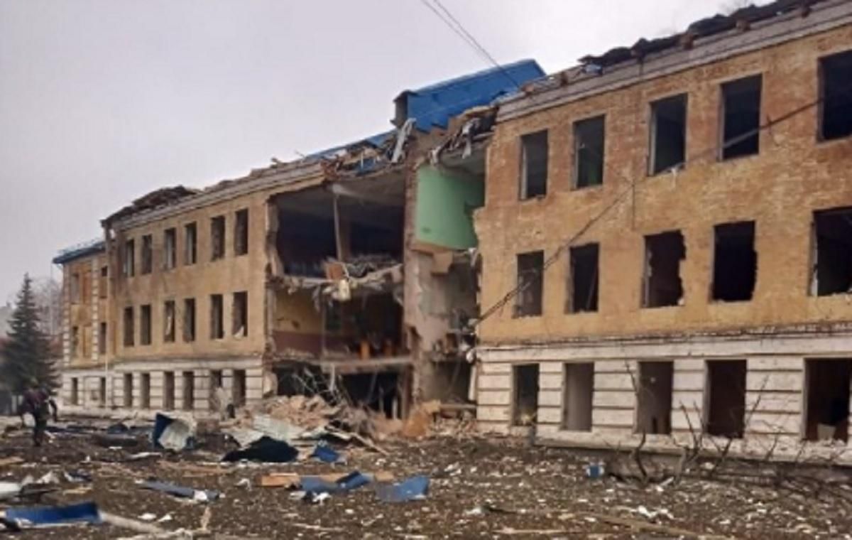 В больнице – пятеро: новые фото из обстрелянного оккупантами артучилища в Сумах В больнице – пятеро: новые фото из обстрелянного оккупантами артучилища в Сумах