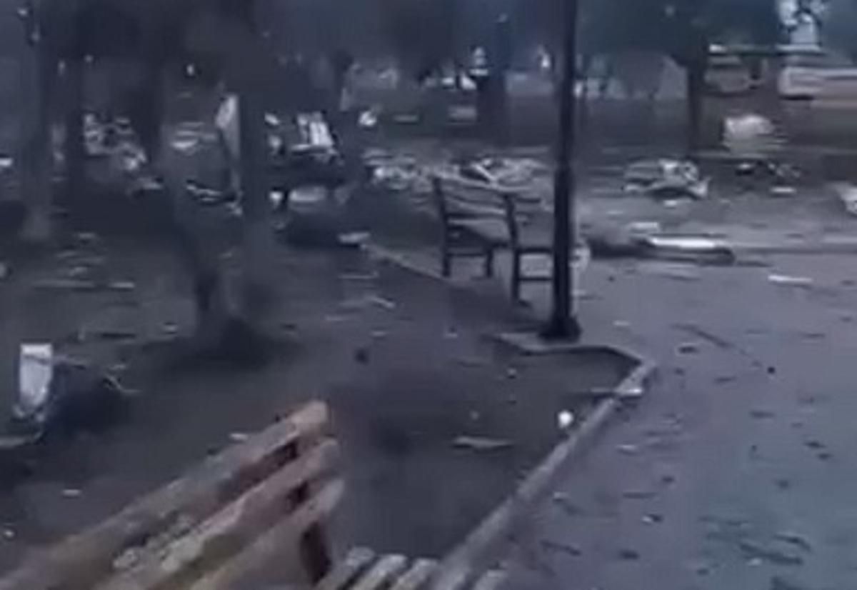 "За что, су*и": еще одно видео разрушенного центра города Изюм