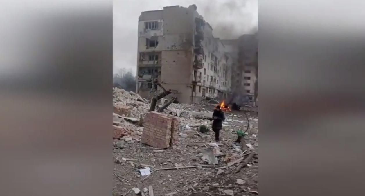 Рятувальники і волонтери евакуювали понад 200 жителів Бородянки: жахливе відео руйнувань - 24 Канал Рятувальники і волонтери евакуювали понад 200 жителів Бородянки: жахливе відео руйнувань - 24 Канал