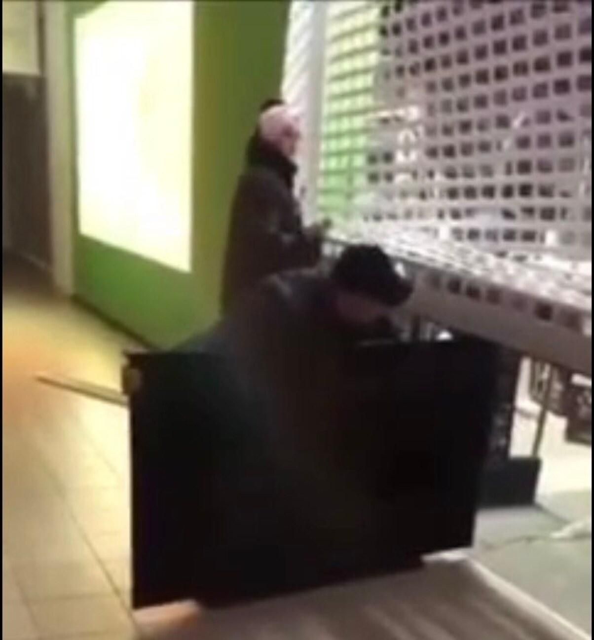 Выносят технику и кастрюли: в Мелитополе мародеры орудуют в магазинах - 24 Канал Выносят технику и кастрюли: в Мелитополе мародеры орудуют в магазинах - 24 Канал