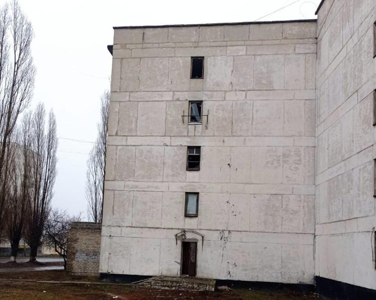 Снаряд потрапив у двір лікарні в Лисичанську: з'явились моторошні фото - 24 Канал