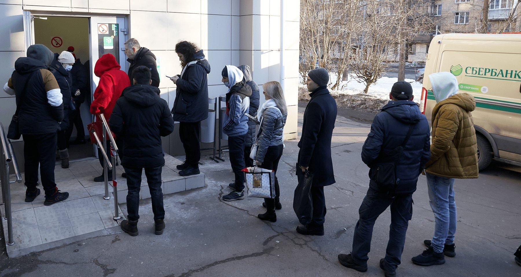 Росіяни бідкаються на відсутність грошей і проблеми з видачею валюти - 24 Канал Росіяни бідкаються на відсутність грошей і проблеми з видачею валюти - 24 Канал