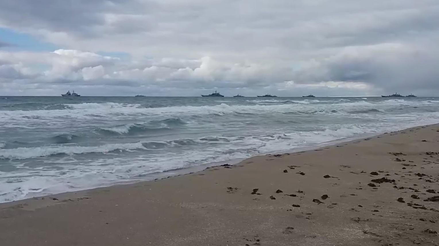 Возле Крыма заметили большую группу десантных кораблей России: в сеть слили видео Возле Крыма заметили большую группу десантных кораблей России: в сеть слили видео