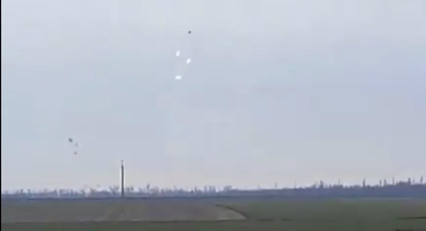 Український Су-24 завдав удару по ворожій колоні: видовищне відео - 24 Канал