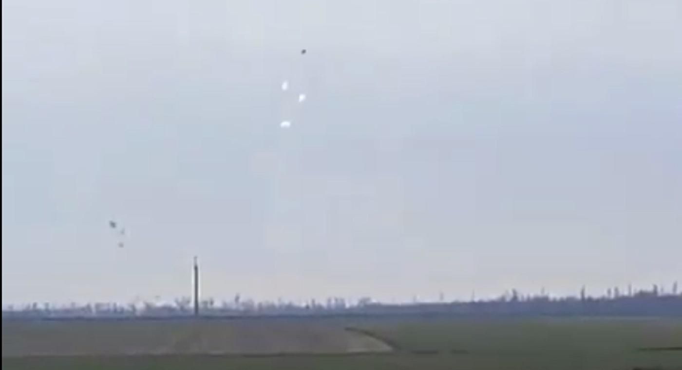 Український Су-24 завдав удару по ворожій колоні: видовищне відео - 24 Канал Український Су-24 завдав удару по ворожій колоні: видовищне відео - 24 Канал