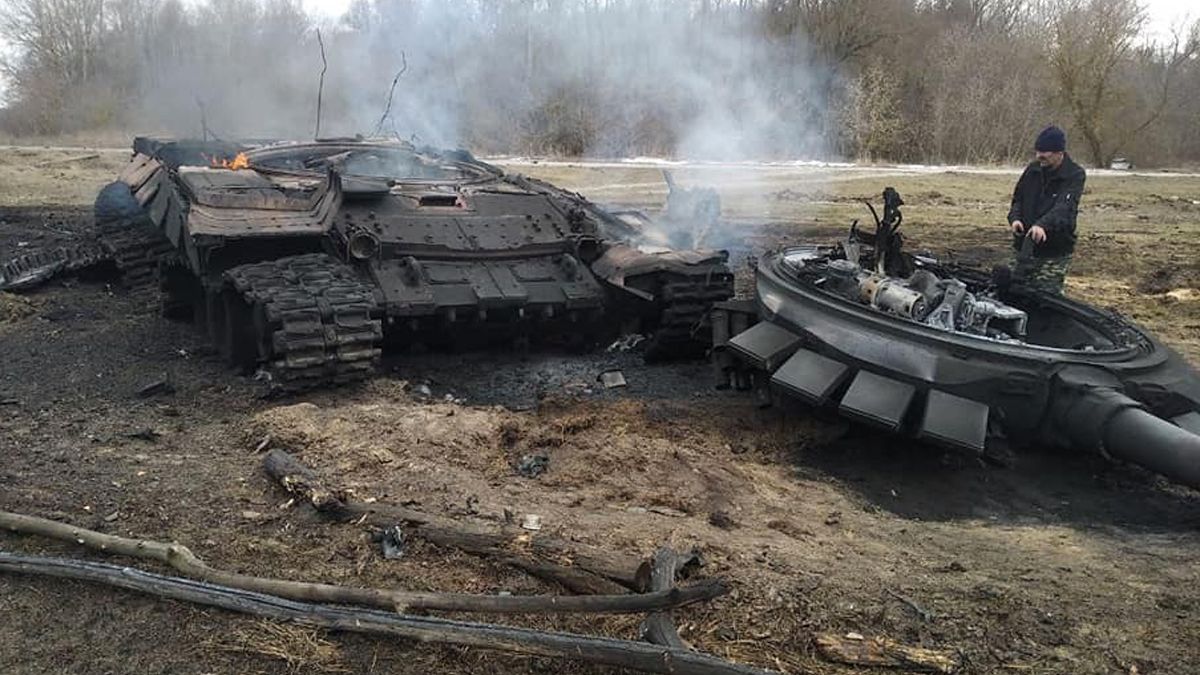 Не доехали, – ВСУ сожгли дотла колонну вражеской бронетехники на Сумщине