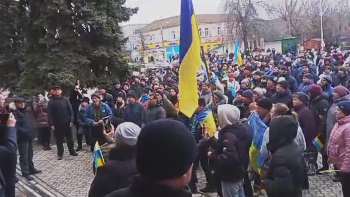 "Геть додому": сміливі мешканці Приморська витіснили мирним мітингом окупантів - 24 Канал