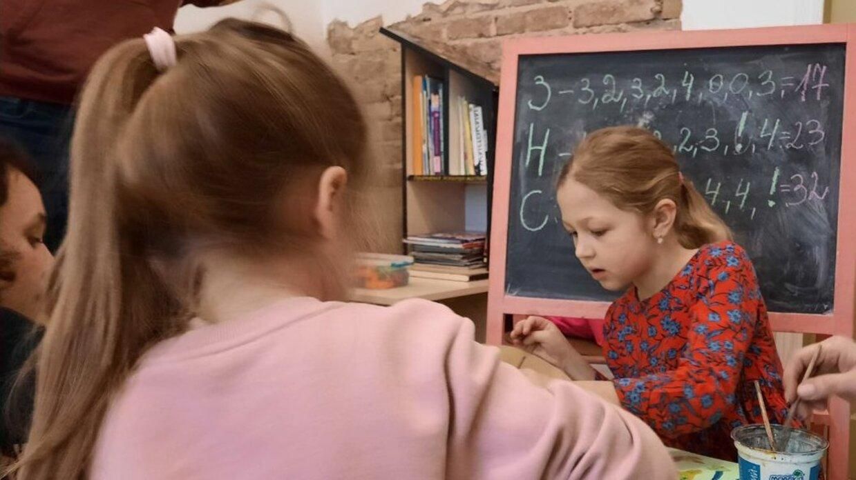 Для дітей тимчасово переміщених сімей у Тернополі створили спеціальну кімнату - 24 Канал Для дітей тимчасово переміщених сімей у Тернополі створили спеціальну кімнату - 24 Канал