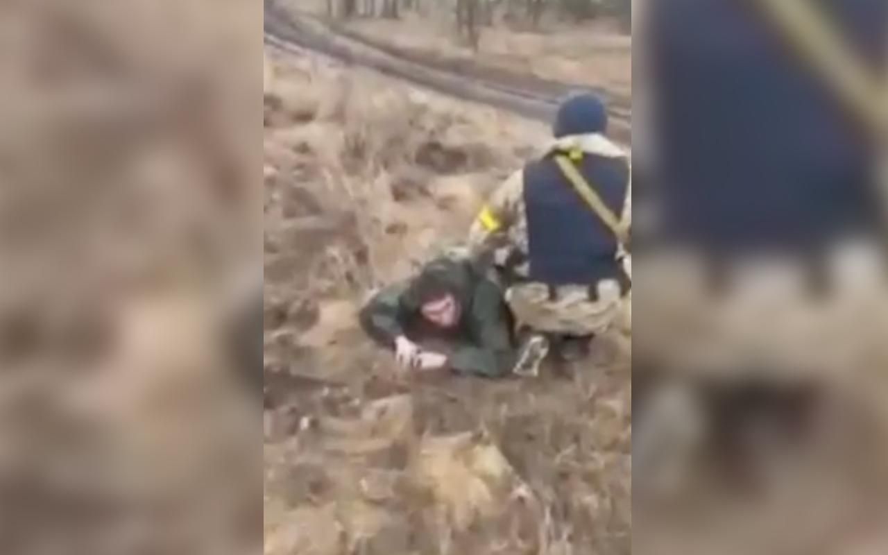 "Казав, не приїжджай, с*ка, в Україну", – відео, як бійці ЗСУ беруть в полон окупантів - 24 Канал "Казав, не приїжджай, с*ка, в Україну", – відео, як бійці ЗСУ беруть в полон окупантів - 24 Канал