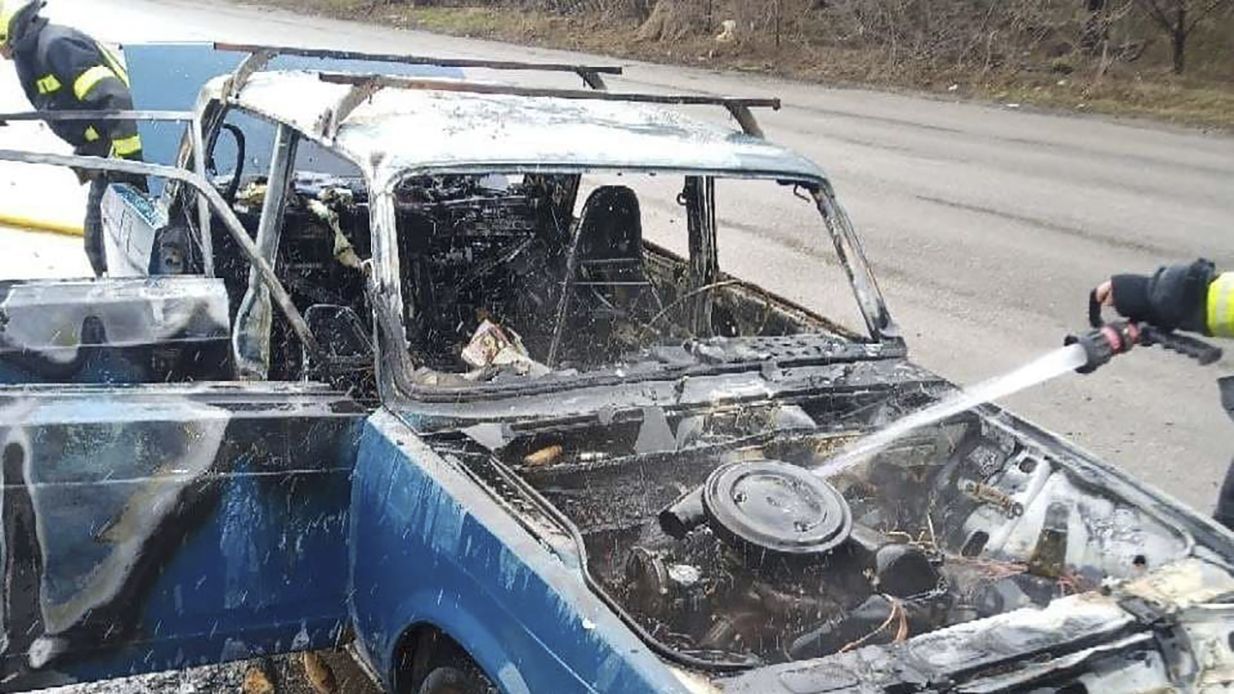 Загорілось стареньке авто родини з 6 дітьми на Запоріжжі: рятувальники не кинули малечу в біді - 24 Канал Загорілось стареньке авто родини з 6 дітьми на Запоріжжі: рятувальники не кинули малечу в біді - 24 Канал