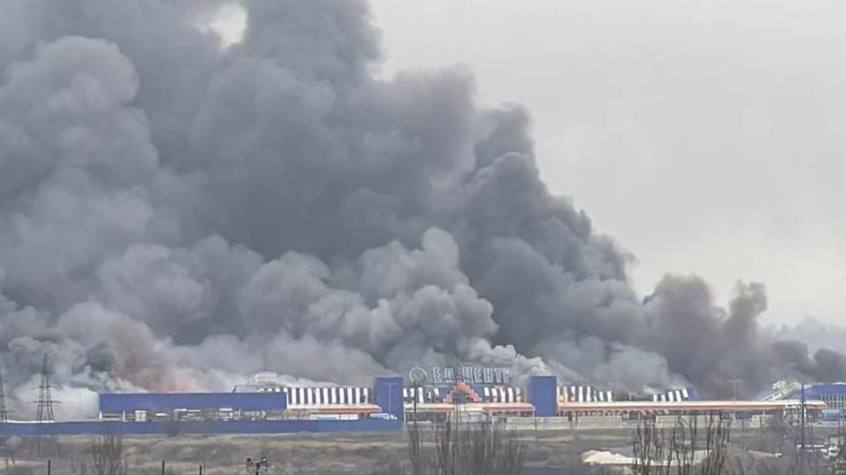 Російські окупанти вдарили поблизу Епіцентру в Маріуполі: все затягло густим димом - 24 Канал Російські окупанти вдарили поблизу Епіцентру в Маріуполі: все затягло густим димом - 24 Канал