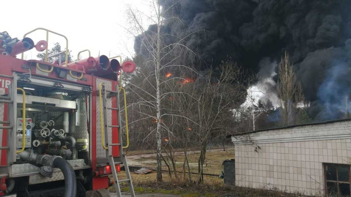 В Чернигове продолжается ликвидация пожара на нефтебазе