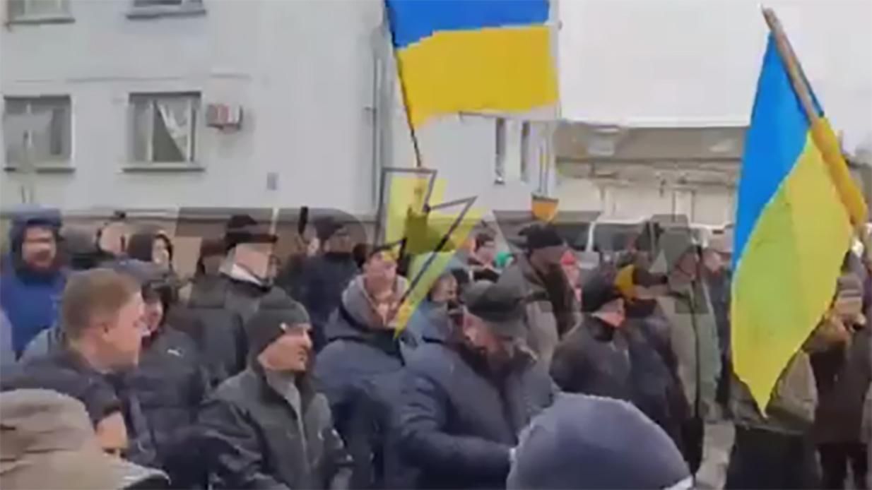 У Сватовому люди не пропускають колону російської техніки У Сватовому люди не пропускають колону російської техніки