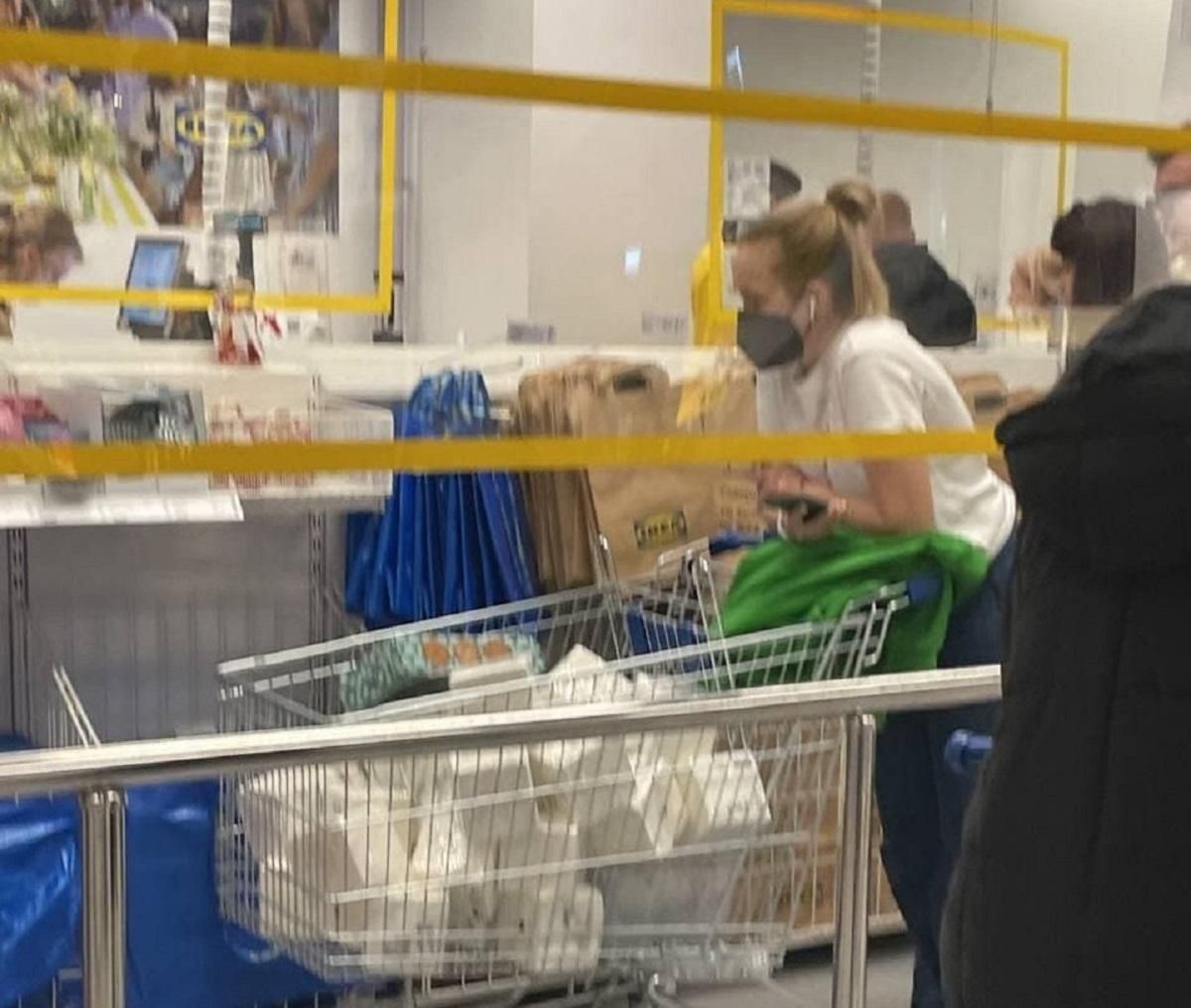 Росіяни атакують IKEA через закриття: розбирають навіть серветки – промовисті відео - 24 Канал Росіяни атакують IKEA через закриття: розбирають навіть серветки – промовисті відео - 24 Канал