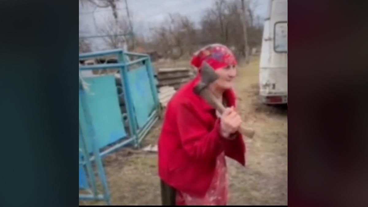 Окупантів, бл*ть, переб'ю, – українська бабця із сокирою готова давати відсіч росіянам - 24 Канал Окупантів, бл*ть, переб'ю, – українська бабця із сокирою готова давати відсіч росіянам - 24 Канал