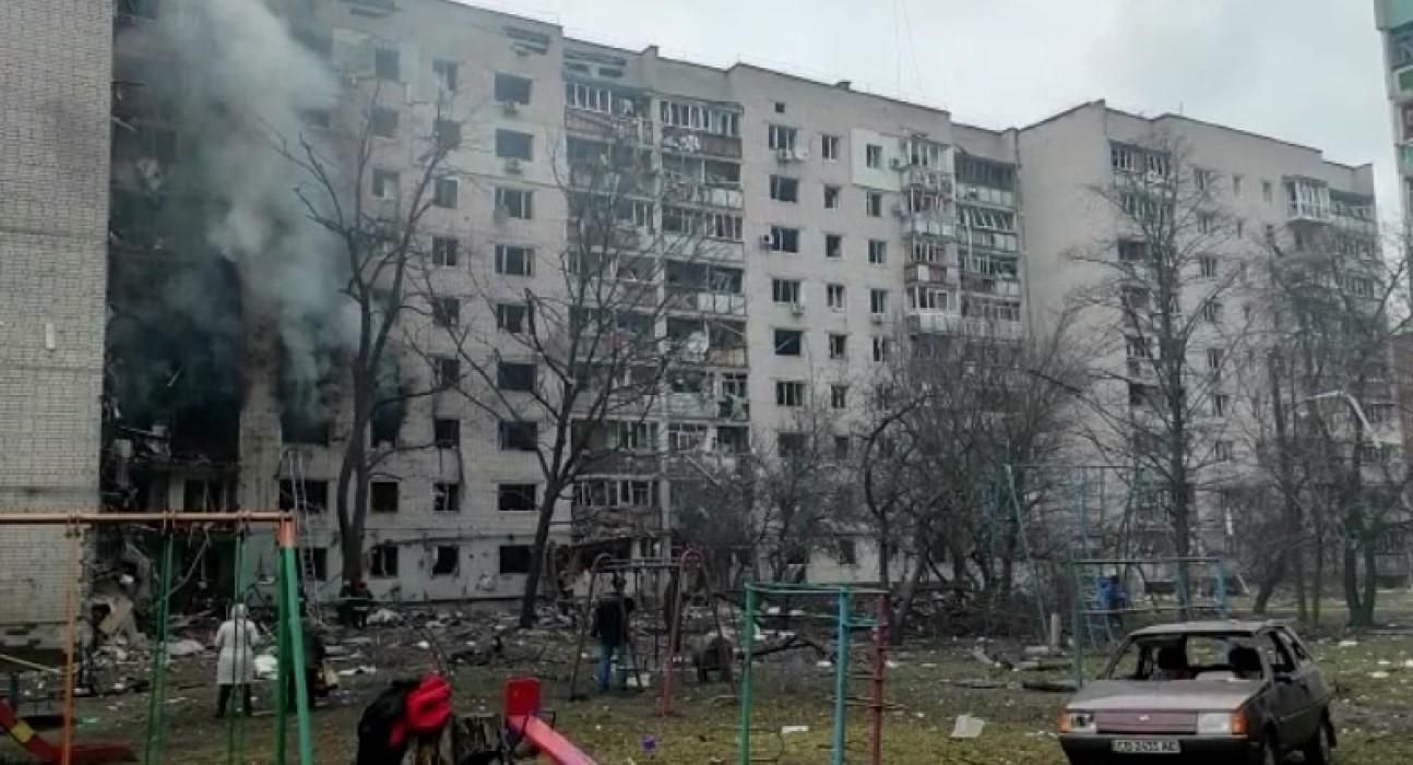 Обстріл ракетами у Чернігові: з-під завалів будинків дістали тіла 22 людей - 24 Канал