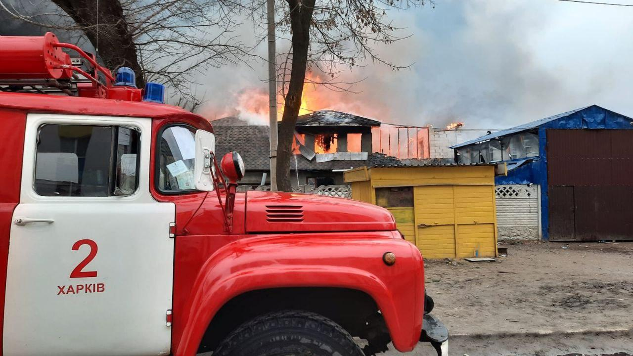 У районі Салтівка в Харкові обстріли та пожежі зруйнували будинки: фото з місця - 24 Канал У районі Салтівка в Харкові обстріли та пожежі зруйнували будинки: фото з місця - 24 Канал