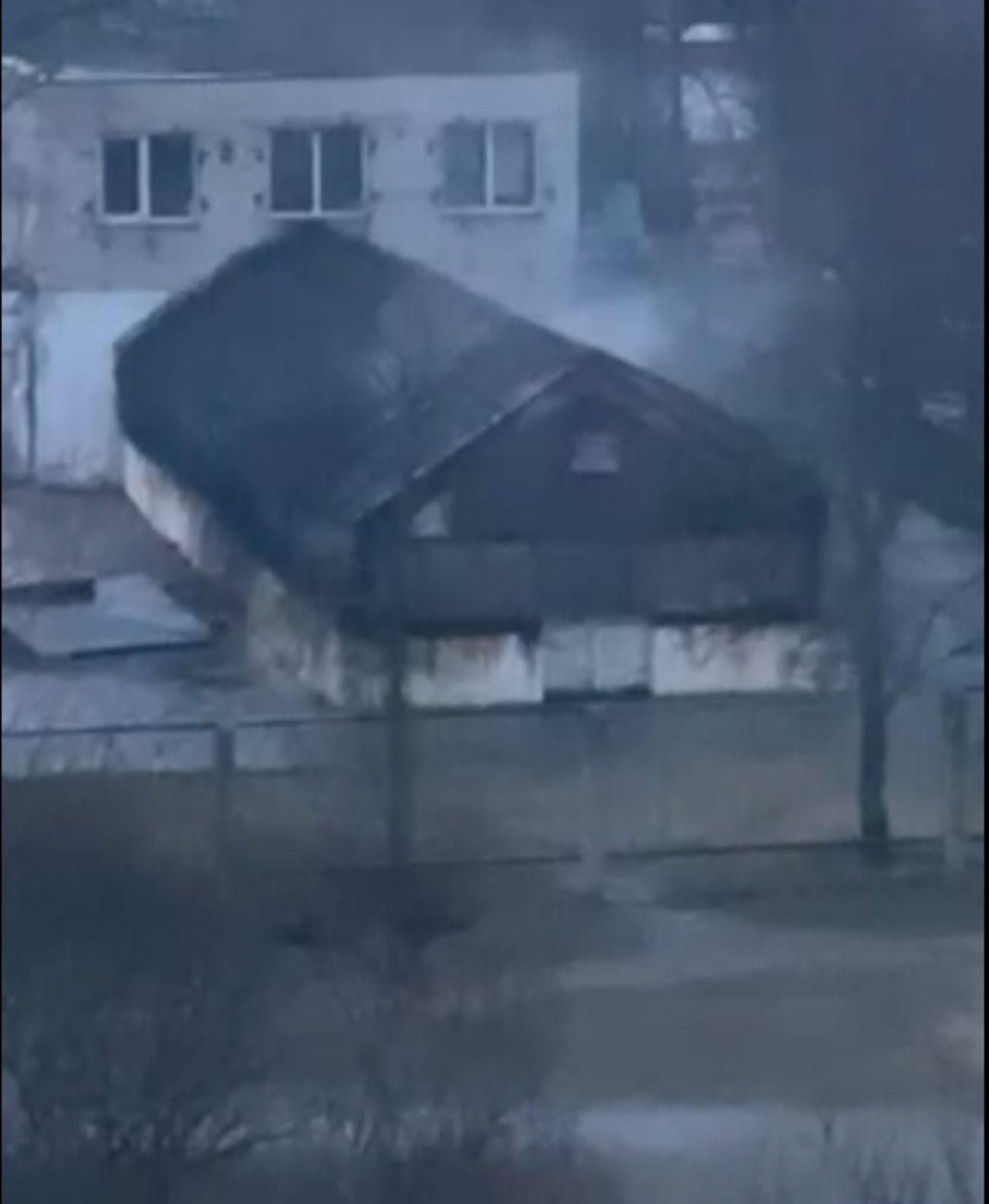 В Енергодарі ворожий снаряд потрапив у школу і в будинок, спалахнула пожежа - 24 Канал