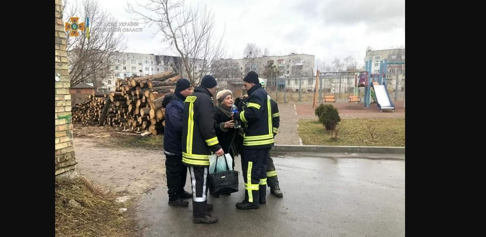 Несмотря на обстрелы: в Киевской области спасатели продолжают смело помогать людям - 24 Канал