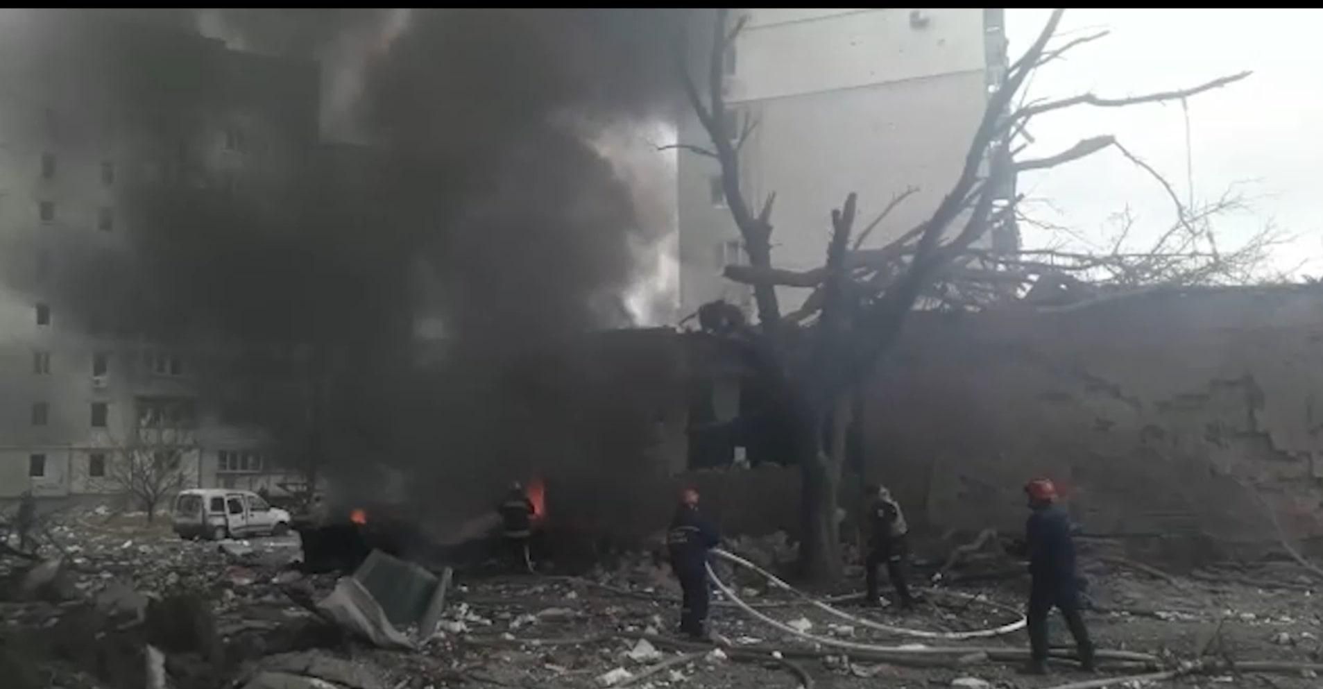 В Чернигове под завалами нашли уже 33 погибших В Чернигове под завалами нашли уже 33 погибших