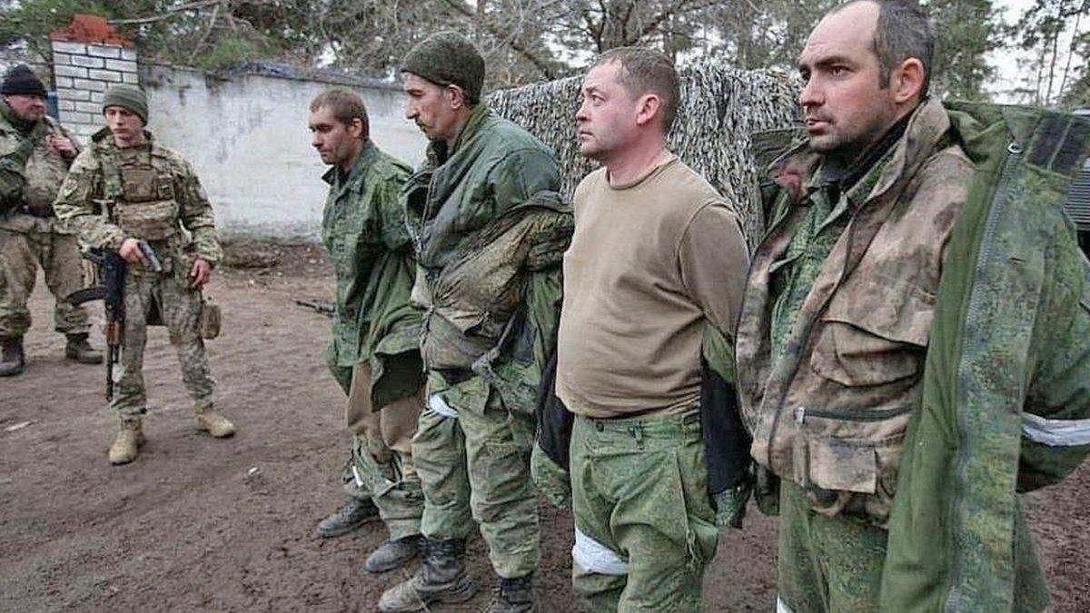 У Вознесенську окупанти забрали мобільні телефони у місцевих представників влади - 24 Канал У Вознесенську окупанти забрали мобільні телефони у місцевих представників влади - 24 Канал