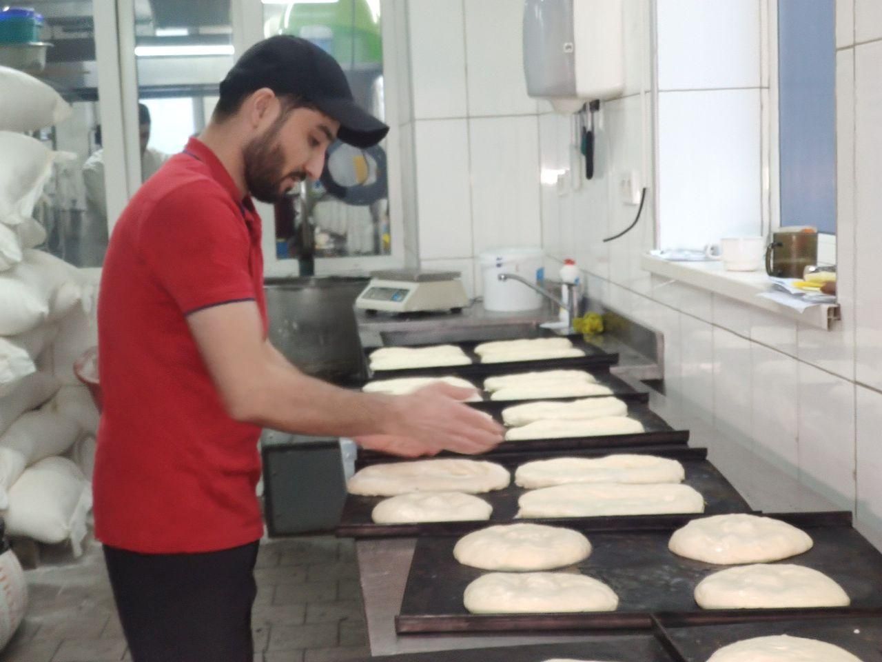 Печуть тисяч хлібин, а також готують військових: як волонтери допомагають в Харкові - 24 Канал Печуть тисяч хлібин, а також готують військових: як волонтери допомагають в Харкові - 24 Канал