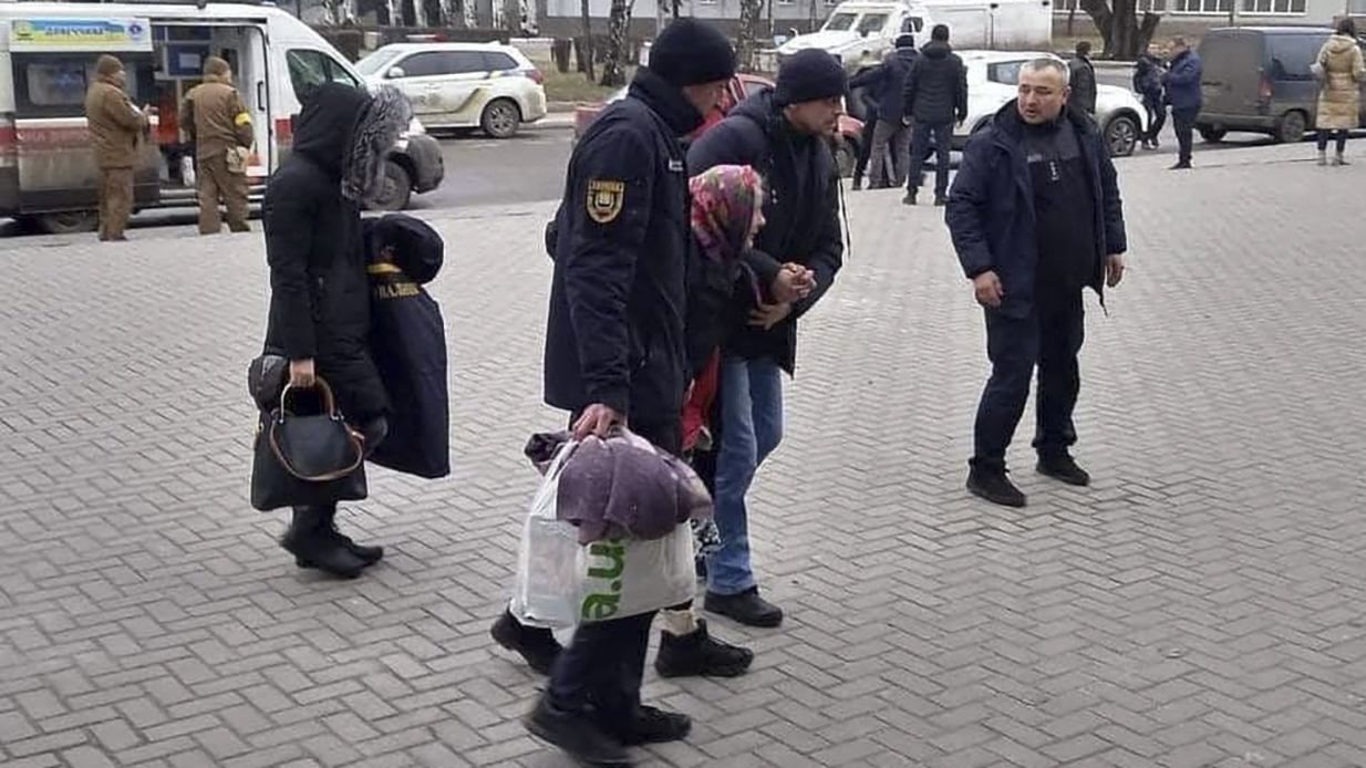 Рятувальники у Попасній витягли з-під завалів будинку чоловіка та 2 малих дітей, жінка загинула - 24 Канал Рятувальники у Попасній витягли з-під завалів будинку чоловіка та 2 малих дітей, жінка загинула - 24 Канал