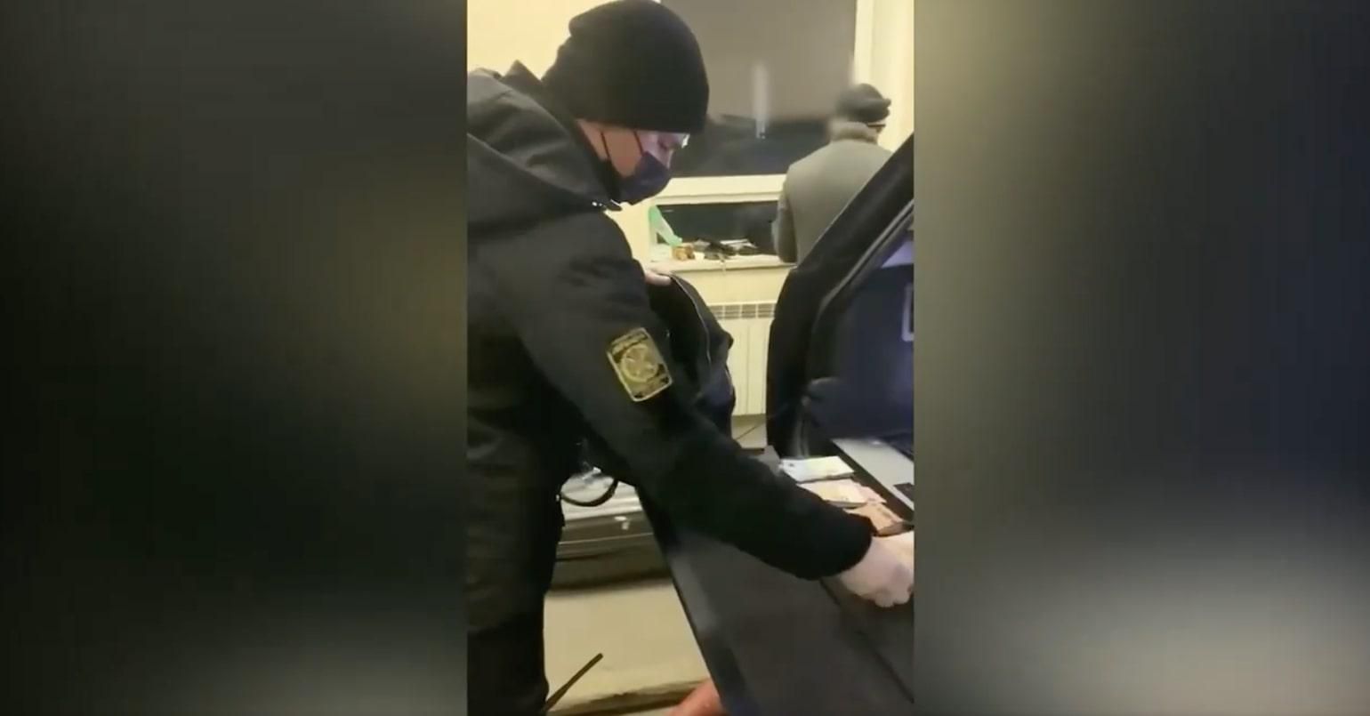 100 тисяч євро і 40 тисяч доларів: росіянин спробував вивезти з України велику кількість валюти - 3 марта 2022 - 24 Канал 100 тисяч євро і 40 тисяч доларів: росіянин спробував вивезти з України велику кількість валюти - 3 марта 2022 - 24 Канал