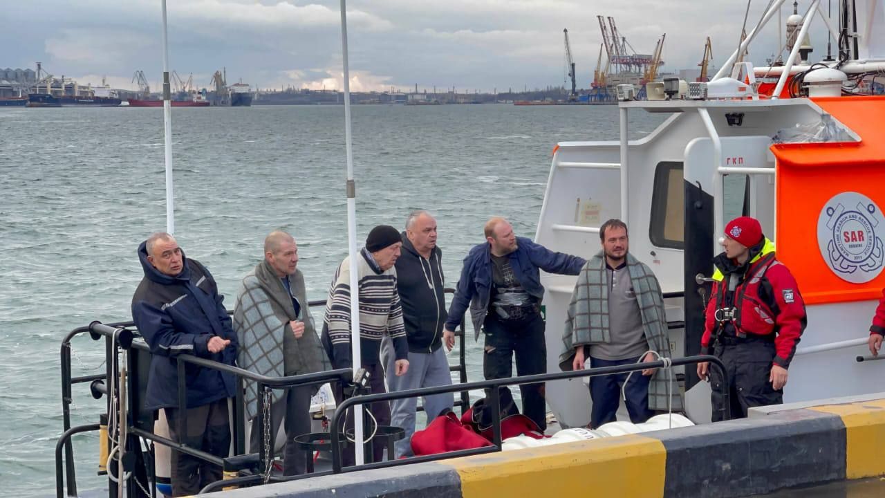На Одещині врятували екіпаж корабля HELT: з'явились фото врятованих моряків - 24 Канал