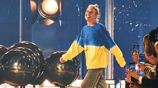 Дизайнер Изабель Марант вышла на публику в сине-желтом свитшоте в поддержку Украины