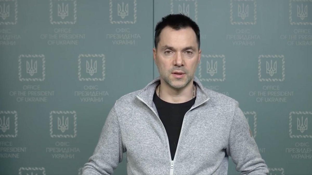 Кілька потужних ударів зупинили просування противника за деякими напрямками, – Арестович - 24 Канал Кілька потужних ударів зупинили просування противника за деякими напрямками, – Арестович - 24 Канал