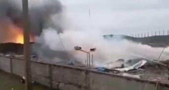 В Очакове обстреляли склады: вспыхнул масштабный пожар