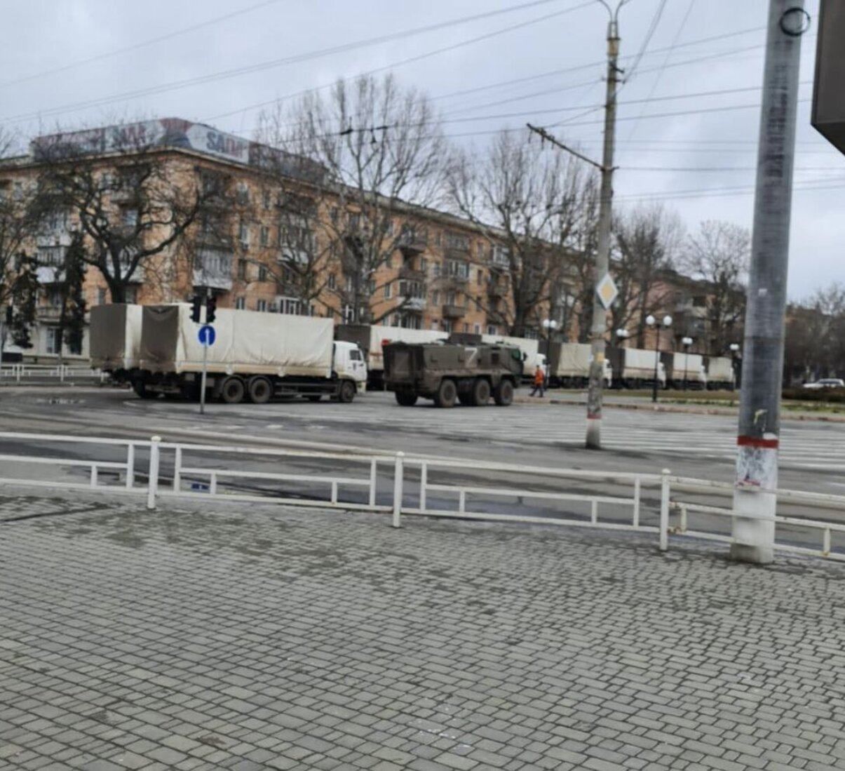 Россия привезла в Херсон "гуманитарную помощь", которую будут раздавать своим "актерам" Россия привезла в Херсон "гуманитарную помощь", которую будут раздавать своим "актерам"