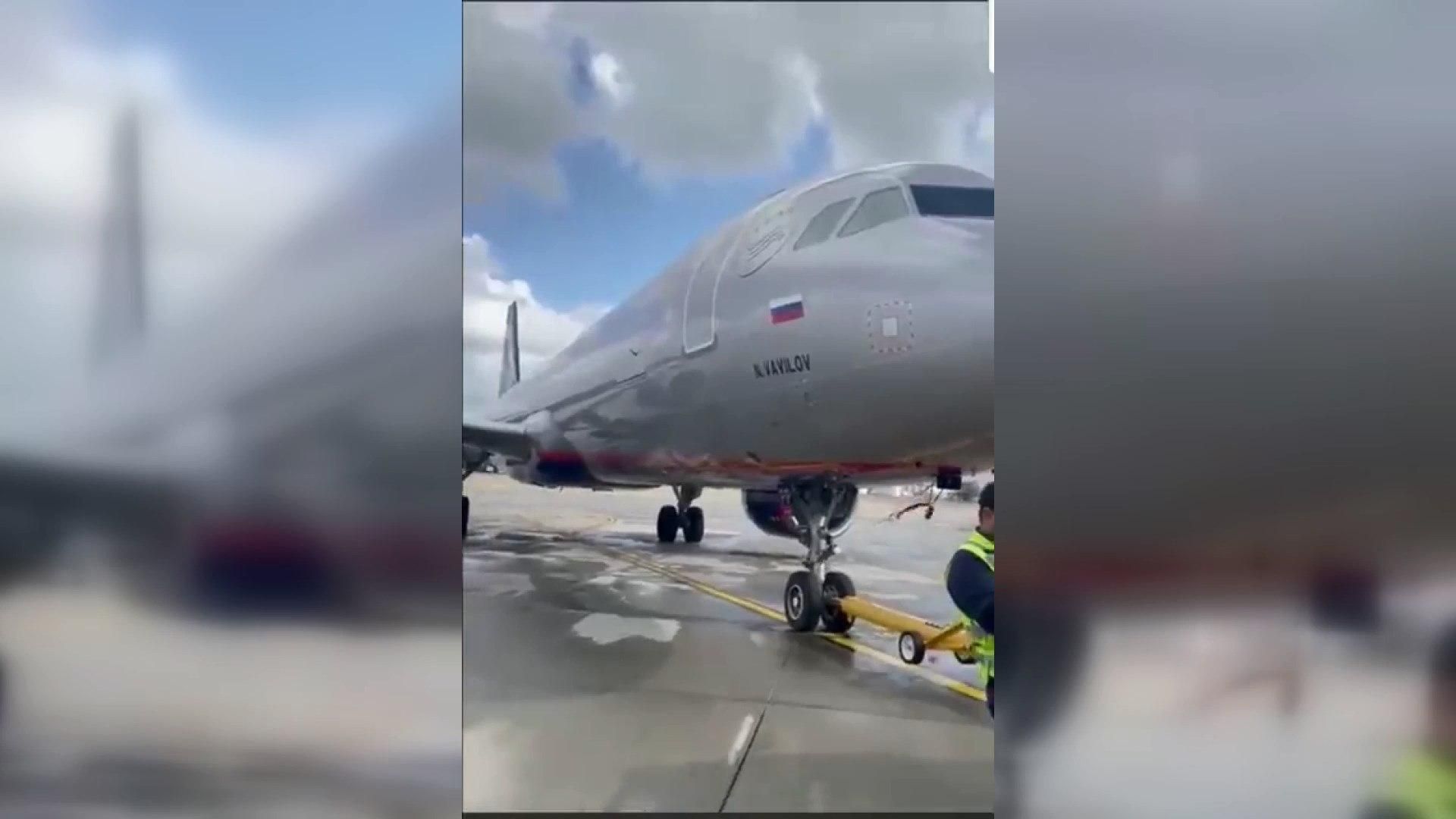 В аеропорту Тель-Авіва російські літаки зустрічають з українським прапором - 24 Канал В аеропорту Тель-Авіва російські літаки зустрічають з українським прапором - 24 Канал