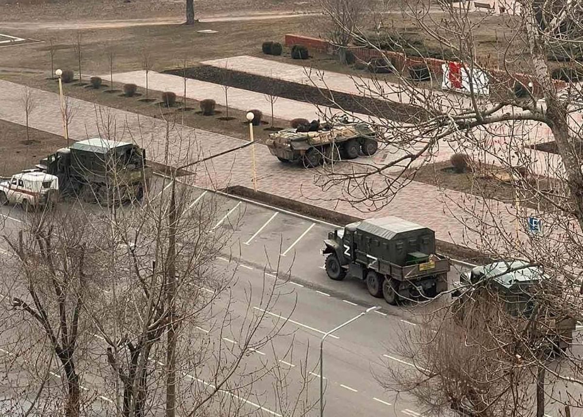 Возле мэрии Энергодара скопления оккупантов: жителей просят не доверять объявлениям Возле мэрии Энергодара скопления оккупантов: жителей просят не доверять объявлениям